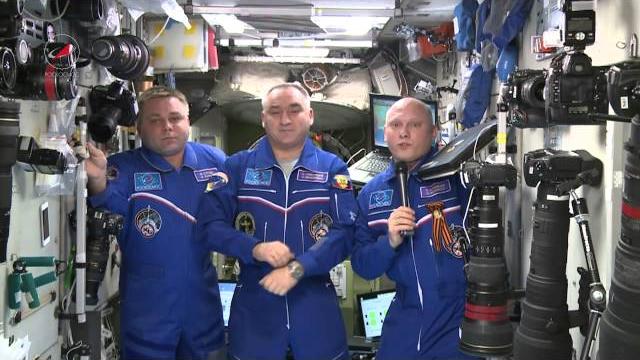 Космонавты поздравляют учащихся с Днем знаний Космонавты поздравляют учащихся с Днем знаний