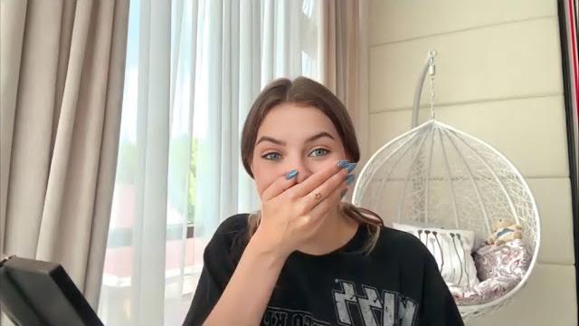девушка шайни накидала запреток на стриме девушка шайни накидала запреток на стриме