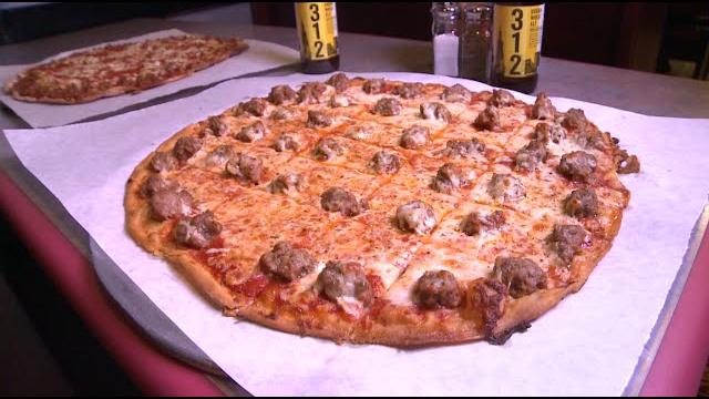 Chicago's Best Pizza: Villa Nova Pizzeria Chicago's Best Pizza: Villa Nova Pizzeria
