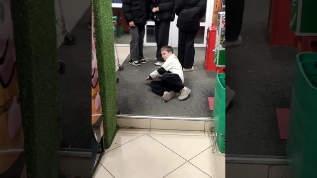 Че у вас здесь происходит? Че у вас здесь происходит?