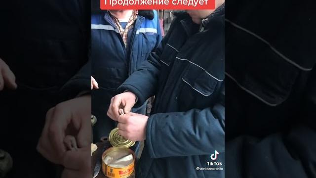 Русские едят сюррстремминг Русские едят сюррстремминг