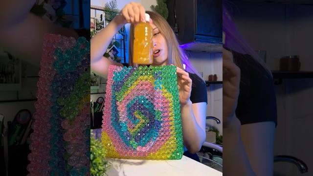 А вода влезет в сумку из бусин? #shorts А вода влезет в сумку из бусин? #shorts
