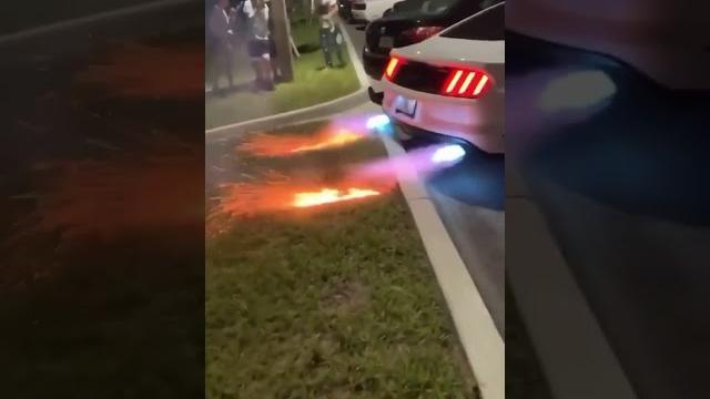 Loud Ford Mustang GT (HUGE FLAMES!!) Loud Ford Mustang GT (HUGE FLAMES!!)