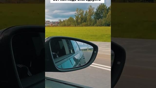 девушка мотоциклистка поморгала аварийкой девушка мотоциклистка поморгала аварийкой