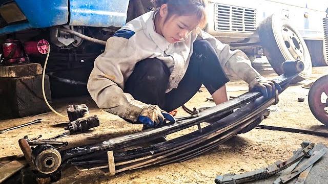 FULL VIDEO: Female mechanic single handedly replaces spring bars on 2 passenger cars FULL VIDEO: Female mechanic single handedly replaces spring bars on 2 passenger cars