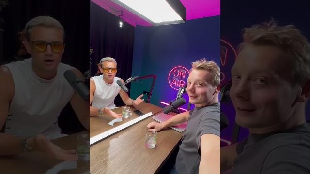 Зачем ему желтые очки в студии в 19:30 вечера!? Зачем ему желтые очки в студии в 19:30 вечера!?