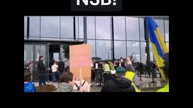 Гастроли Познера и Урганта не задались. Гастроли Познера и Урганта не задались.