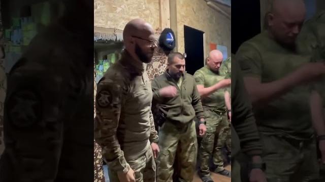 Друзья, какой праздничный стол в праздник Пасхи устроил для нас старшина! На передовой фронта! Друзья, какой праздничный стол в праздник Пасхи устроил для нас старшина! На передовой фронта!