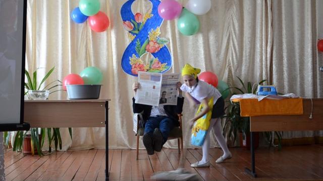 Прикольная сценка на 8 марта Прикольная сценка на 8 марта