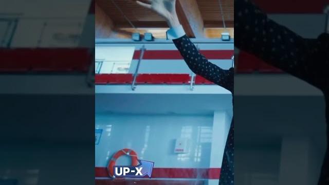 Бросила пираний в бассейн #upx #shorts Бросила пираний в бассейн #upx #shorts
