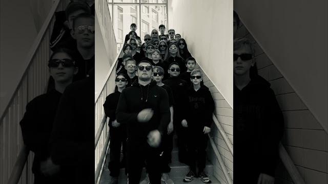 С учениками на лестнице в школе С учениками на лестнице в школе
