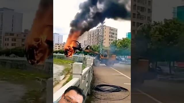 Как потушить электромобиль? #fire #carfire #секрет #энерголикбез Как потушить электромобиль? #fire #carfire #секрет #энерголикбез