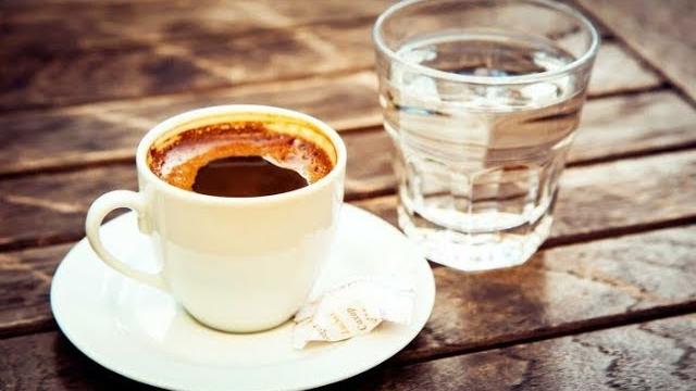 В Турции с кофе подают стакан воды: зачем такое делается В Турции с кофе подают стакан воды: зачем такое делается