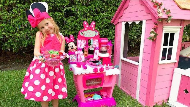 Настя ждёт Микки и Минни Маус и готовит на детской игровой кухне Настя ждёт Микки и Минни Маус и готовит на детской игровой кухне
