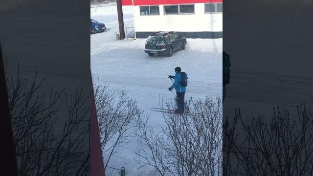 Приколы на лыжах по улицам города Приколы на лыжах по улицам города