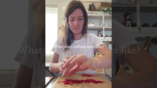 What does saffron taste like? What does saffron taste like?