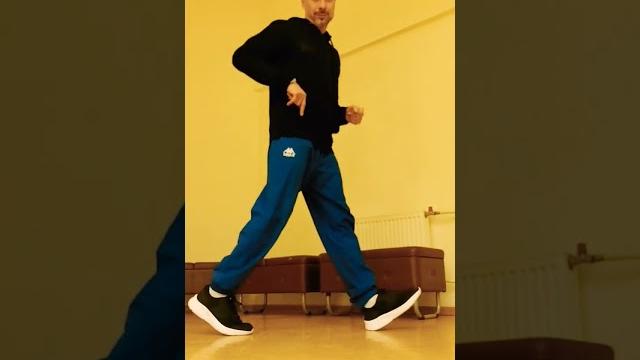УЧИМ САМУЮ ЛЁГКУЮ КОМБИНАЦИЮ ДВИЖЕНИЙ НОГАМИ! ТАНЦЫ ДЛЯ НАЧИНАЮЩИХ! #shorts #танцы #dance УЧИМ САМУЮ ЛЁГКУЮ КОМБИНАЦИЮ ДВИЖЕНИЙ НОГАМИ! ТАНЦЫ ДЛЯ НАЧИНАЮЩИХ! #shorts #танцы #dance