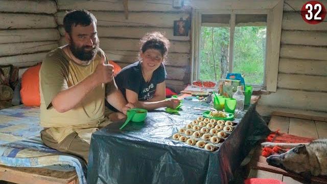 ч.32 Обычные будни семьи живущей в тайге Приполярного Урала. Встреча Наташи с медведем лоб в лоб... ч.32 Обычные будни семьи живущей в тайге Приполярного Урала. Встреча Наташи с медведем лоб в лоб...