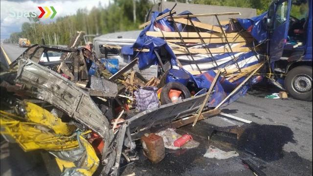 ДТП, перекрывшее на некоторое время движение по платной трассе М-11 «Нева», в Ленинградской области. ДТП, перекрывшее на некоторое время движение по платной трассе М-11 «Нева», в Ленинградской области.