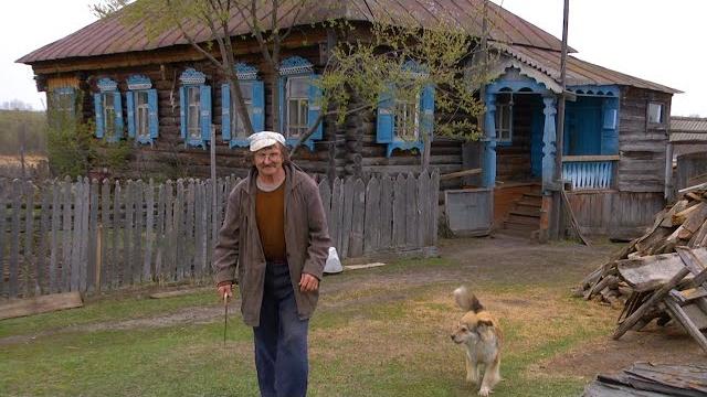 Один, совсем один. Единственный житель заброшенной деревни Один, совсем один. Единственный житель заброшенной деревни