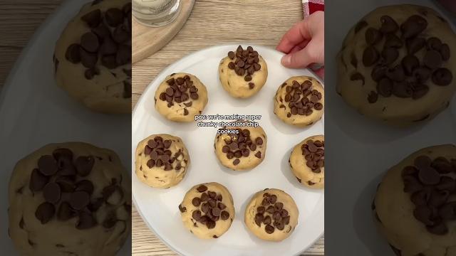 Would you try these chocolate chip cookies? #chocolatechip #cookies #nyccookies #shorts Would you try these chocolate chip cookies? #chocolatechip #cookies #nyccookies #shorts