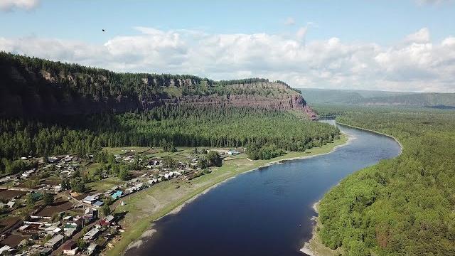 Деревенька под утесом Деревенька под утесом