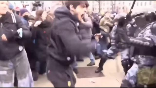 Кто ты, Воин?! Бесстрашный активист бьёт толпу ОМОНа Кто ты, Воин?! Бесстрашный активист бьёт толпу ОМОНа