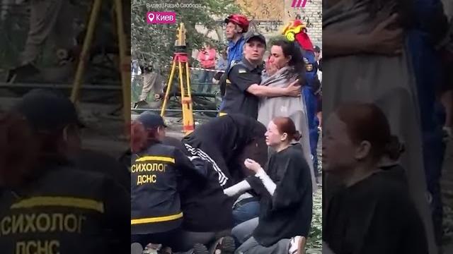 Отец узнает о смерти сына от удара по дому в Киеве. Он ждал новостей о нем весь день Отец узнает о смерти сына от удара по дому в Киеве. Он ждал новостей о нем весь день