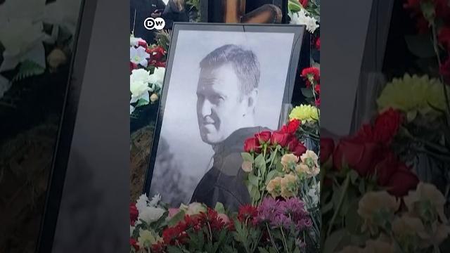 Гора цветов на могиле Навального - 17 марта сотни людей пришли на Борисовское кладбище #shorts Гора цветов на могиле Навального - 17 марта сотни людей пришли на Борисовское кладбище #shorts