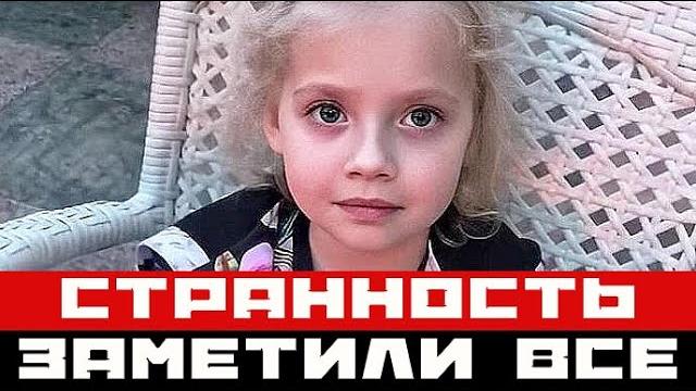 Отклонение у Лизы Галкиной: чем старше, тем заметнее Отклонение у Лизы Галкиной: чем старше, тем заметнее