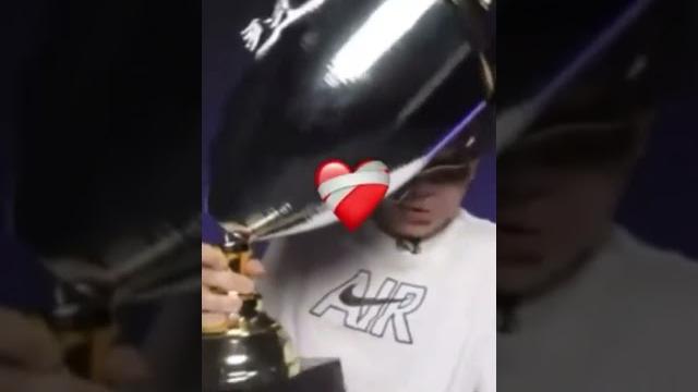 Мбаппе сломал кубок Мбаппе сломал кубок