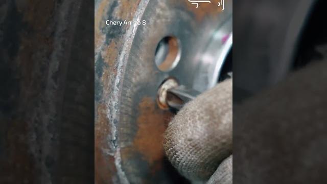 Чистим тормозной диск перед установкой. Полное видео про замену ступичного подшипника на канале! Чистим тормозной диск перед установкой. Полное видео про замену ступичного подшипника на канале!