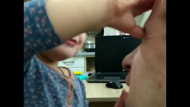 У добрых мужчин рождаются дочки . У добрых мужчин рождаются дочки .
