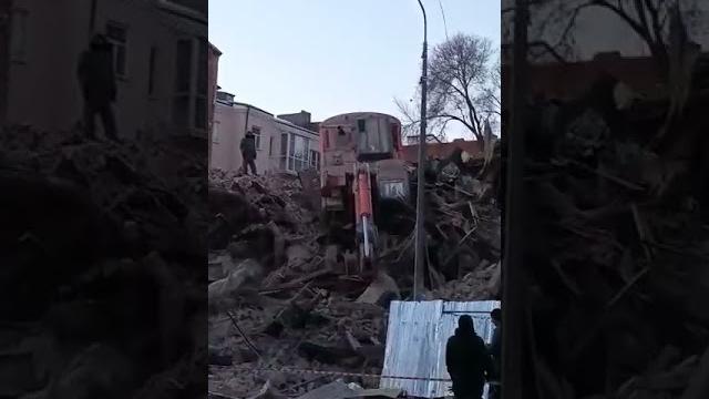 Экскаватор упал при сносе дома в Ростове Экскаватор упал при сносе дома в Ростове
