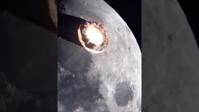 Астероид падает на луну Астероид падает на луну
