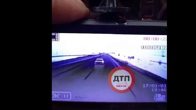 Видео момента ДТП под Киевом: Смертельное #ДТП #авария перед с.Скибин в сторону Броваров. Видео момента ДТП под Киевом: Смертельное #ДТП #авария перед с.Скибин в сторону Броваров.