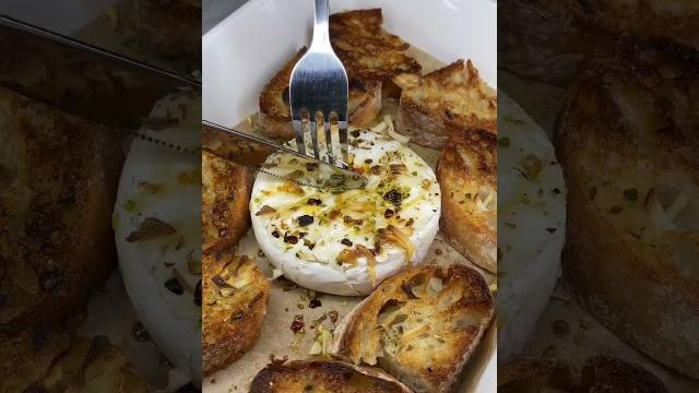 Запекаем сыр Бри с чиабаттой и чесноком! #камамбер #сыр #рецепт #cheese #recipe #shorts #food Запекаем сыр Бри с чиабаттой и чесноком! #камамбер #сыр #рецепт #cheese #recipe #shorts #food