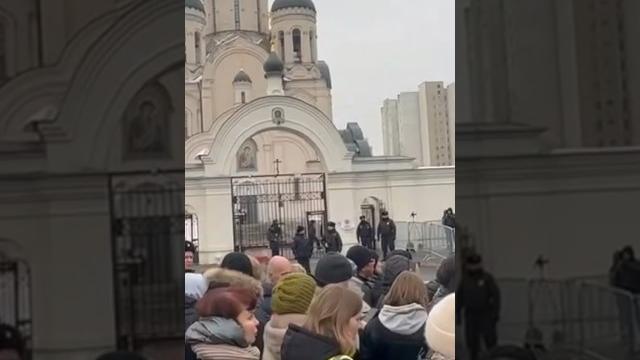 Люди идут на похороны Навального #shorts #навальный Люди идут на похороны Навального #shorts #навальный
