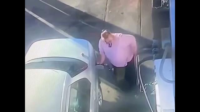 Женщина на заправке Женщина на заправке