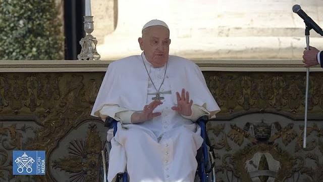 Папа римский Франциск неожиданно появился после болезни на мессе на площади Святого Петра Папа римский Франциск неожиданно появился после болезни на мессе на площади Святого Петра