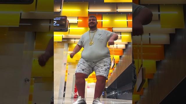 Да, вам не показалось: Ясин Ченгиз исполнил знаменитый танец живота — в Московском метро. Да, вам не показалось: Ясин Ченгиз исполнил знаменитый танец живота — в Московском метро.
