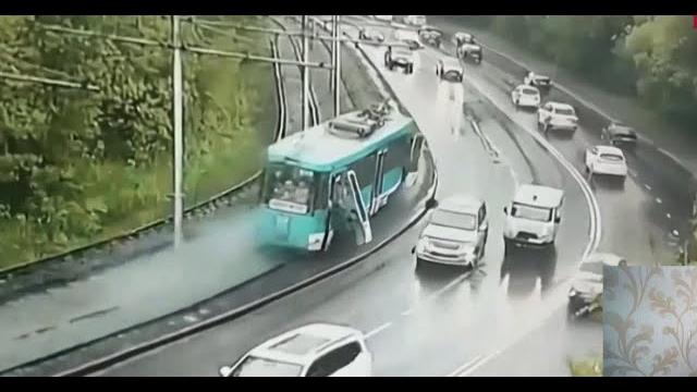 Неуправляемый трамвай в Кемерово. (Реакция) Неуправляемый трамвай в Кемерово. (Реакция)