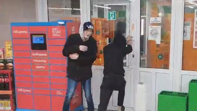 Воры-дрищи "вышибают" дверь магазина. Воры-дрищи "вышибают" дверь магазина.