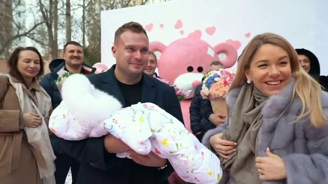 Видео "шикарной" выписки из роддома в Одессе Видео "шикарной" выписки из роддома в Одессе
