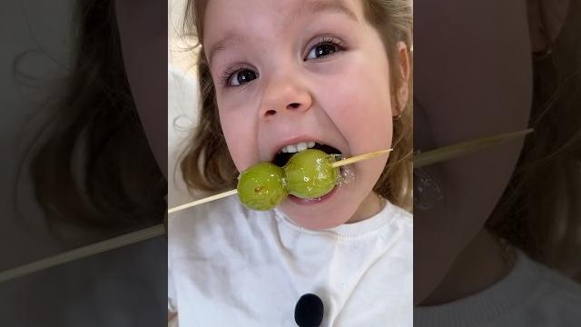Ника пробует корейский виноград в стекле! Ника пробует корейский виноград в стекле!