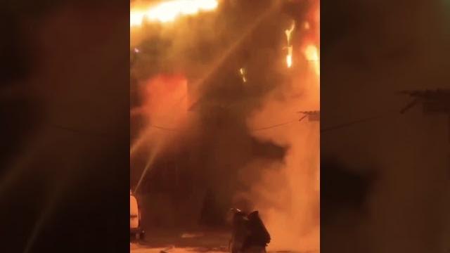 В Алматы загорелся склад: кадры тушения пожара В Алматы загорелся склад: кадры тушения пожара