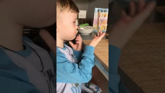 Ребенок негодует Ребенок негодует