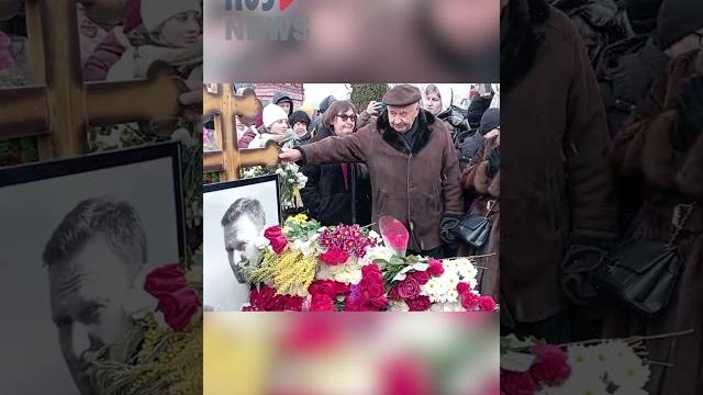 ⭕️ Мать и отец Алексея Навального* пришли на могилу сына в годовщину его гибели #протест #навальный ⭕️ Мать и отец Алексея Навального* пришли на могилу сына в годовщину его гибели #протест #навальный