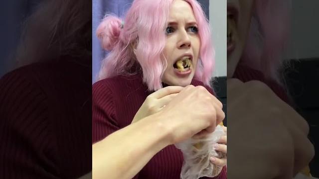 Она сьела не тот круассан Она сьела не тот круассан
