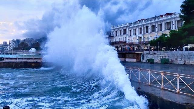 МОЩНЫЙ ШТОРМ В КРЫМУ ЧУТЬ НЕ СМЫЛ ОТЕЛИ И ЛЮДЕЙ В МОРЕ. МОЩНЫЙ ШТОРМ В КРЫМУ ЧУТЬ НЕ СМЫЛ ОТЕЛИ И ЛЮДЕЙ В МОРЕ.